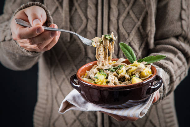 pizzoccheri de valtellina - pizzoccheri fotografías e imágenes de stock