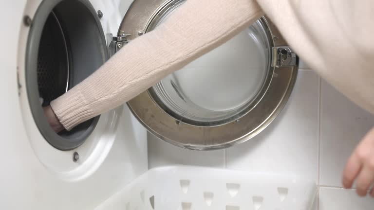 Using fabric softener for laundry to smell good. Pour some laundry detergent on the clothes and put it in the washing machine.