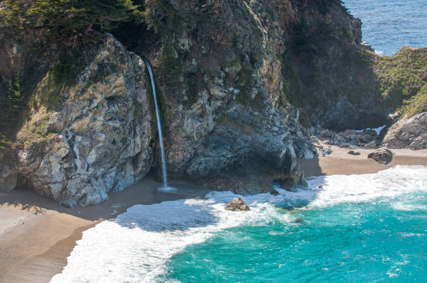 big sur im frühling in kalifornien - water waterfall sky seascape stock-fotos und bilder