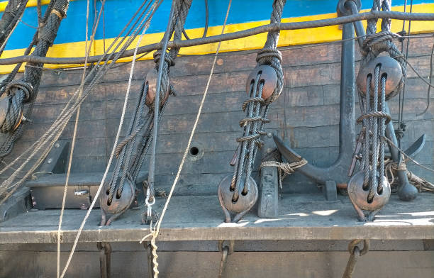 шкивная система с канатами на большом паруснике. - sailing ship nautical vessel rigging industrial ship стоковые фото и изображения