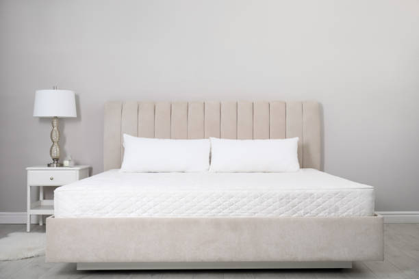 cama confortável com colchão branco macio e travesseiros dentro de casa - mattress - fotografias e filmes do acervo