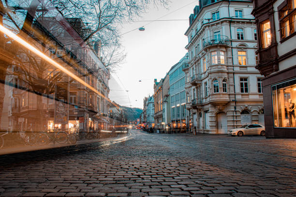 freiburg im breisgau vida de la ciudad - freiburg im breisgau fotografías e imágenes de stock