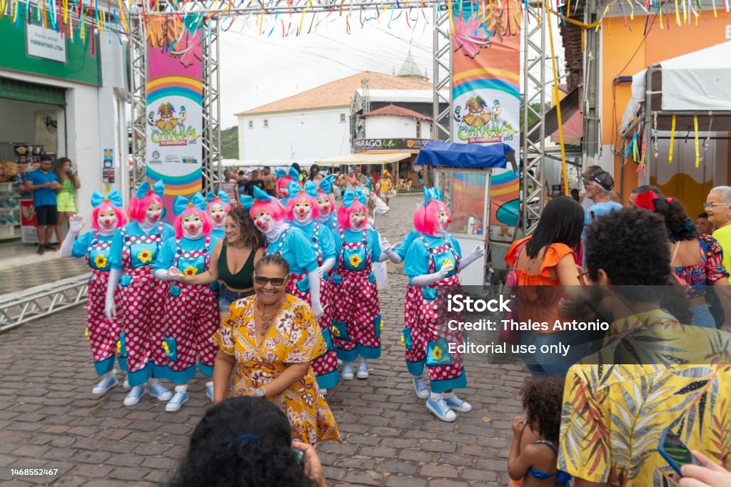 Grupo De Personas Disfrazadas De Payasos Posan Para Una Foto Durante El Carnaval Foto de stock y Grupo De Personas Disfrazadas De Payasos Posan Para Una Foto Durante El Carnaval Foto de stock y
