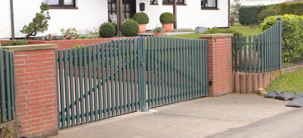 a driveway with a gray sliding gate - large aperture imagens e fotografias de stock