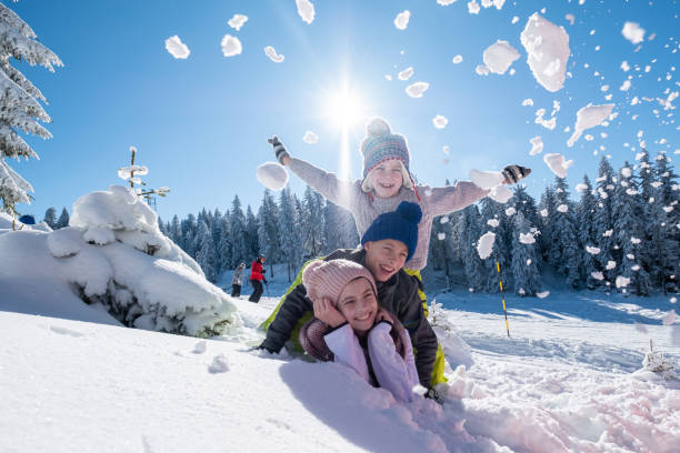 pirâmide das crianças - snowball snow play throwing - fotografias e filmes do acervo