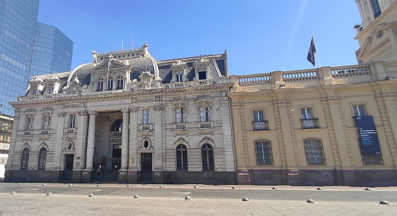 Image of the facade of the post office in the Plaza de Armas. Image taken in january 2022.