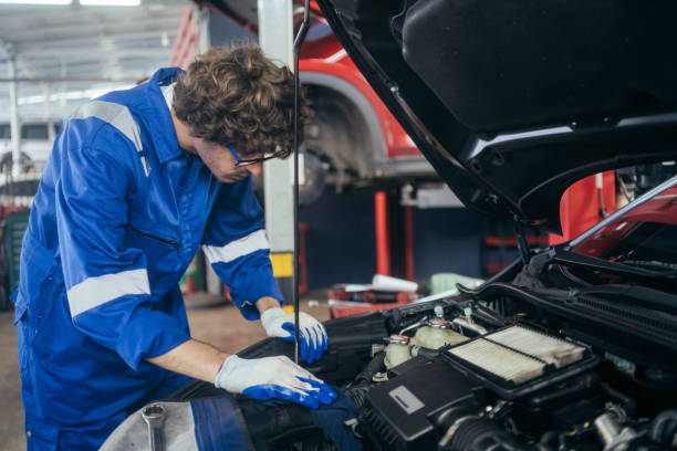 Caucasian auto mechanic man checking and repairing car radiator bonnet in automotive in garage at auto repair shop, motor technician working after vehicle service maintenance concept hombre mecánico de automóviles caucásico revisando y reparando el capó del radiador del automóvil en automotriz en el garaje en el taller de reparación de automóviles, técnico de motores que trabaja después del concepto de mantenimiento del servic