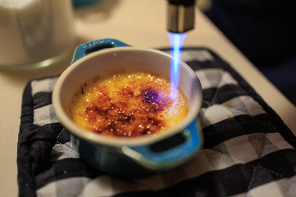 flame burning sugar crème brûlée dessert - dessert ready to eat creme brulee food imagens e fotografias de stock