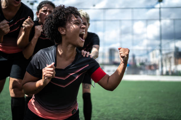 futebol feminino animado comemorando em campo - campeão desportivo - fotografias e filmes do acervo