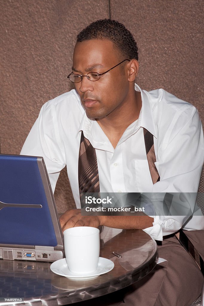 Hombre de negocios fuera de la oficina - Foto de stock de Africano-americano libre de derechos