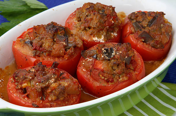 tomate mit fleisch und gemüse - stuffed tomato stock-fotos und bilder