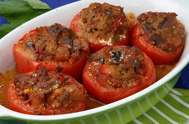 pomidor z mięsa i warzyw - stuffed tomato zdjęcia i obrazy z banku zdjęć