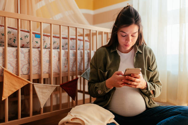 istock Pregnant woman using cellphone. 1468592207