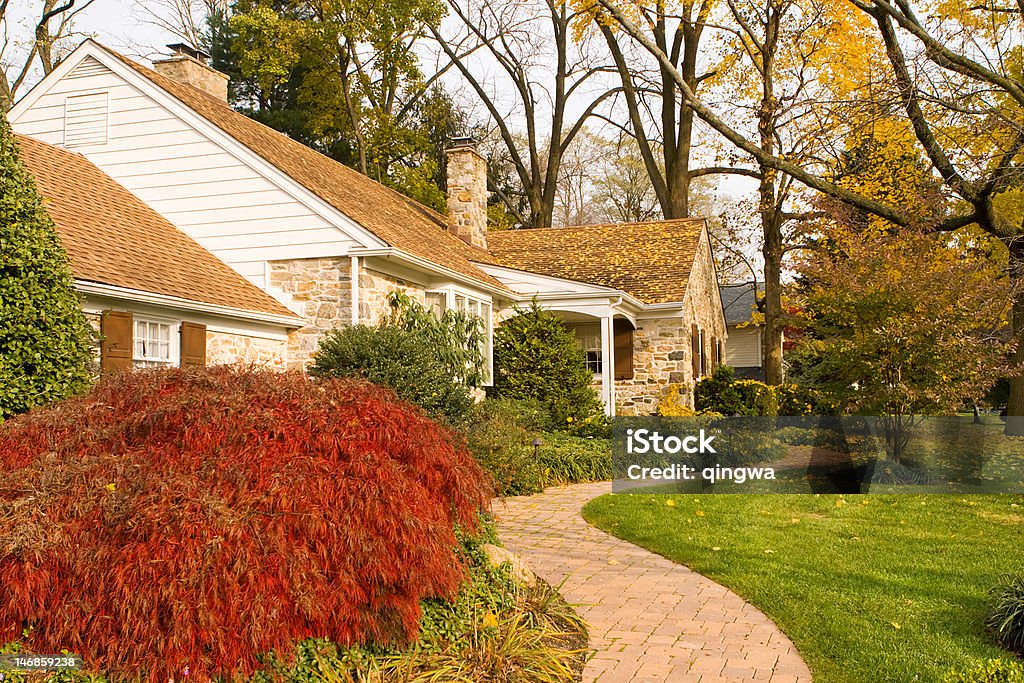 シングル家族の家、ペンシルバニア州フィラデルフィア、米国、秋の葉、木や芝生 - 秋のロイヤリティフリーストックフォト