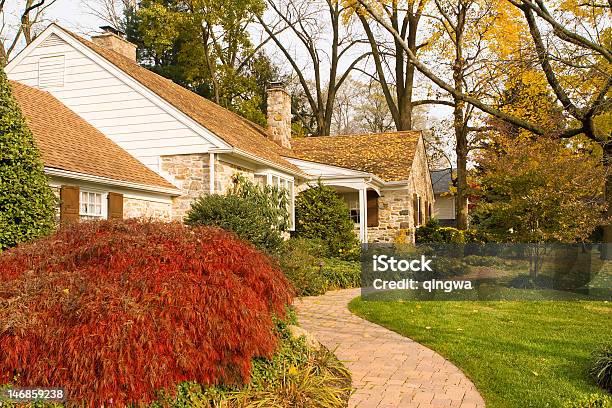 シングル家族の家ペンシルバニア州フィラデルフィア米国秋の葉木や芝生 - 秋のストックフォトや画像を多数ご用意 - 秋, 家, イロハモミジ