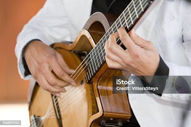 Homem A Tocar Guitarra - Fotografias de stock e mais imagens de Adulto - Adulto, Arte, Cultura e Espetáculo, Barulho