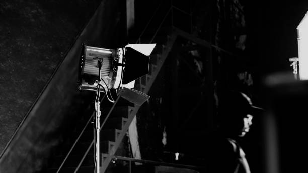 Film light for video production camera in studio set. Use as studio photo shoot light. Big LED spot light 5000w and diffuser or black panel create light like sun light can make daytime or golden hour luz de película para cámara de producción de vídeo en plató de estudio. Úselo como luz de sesión de fotos de estudio. gran foco de luz led 5000w y difusor o panel negro crear luz como la luz del sol puede hacer que la hora diurna o dorada