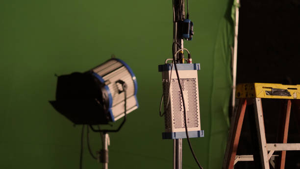 스튜디오 세트의 비디오 프로덕션 카메라용 필름 조명. 스튜디오 사진 촬영 조명으로 사용하십시오. 큰 led 스포트 라이트 5000w 및 디퓨저 또는 블랙 패널은 태양 빛과 같은 빛을 만들어 주간 또� - film studio photo shoot flash camera flash 뉴스 사진 이미지