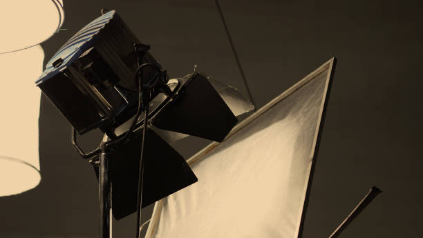 스튜디오 세트의 비디오 프로덕션 카메라용 필름 조명. 스튜디오 사진 촬영 조명으로 사용하십시오. 큰 led 스포트 라이트 5000w 및 디퓨저 또는 블랙 패널은 태양 빛과 같은 빛을 만들어 주간 또� - film studio photo shoot flash camera flash 뉴스 사진 이미지