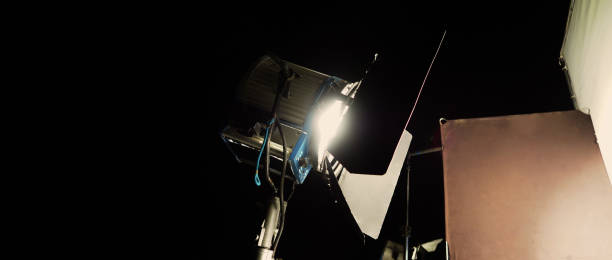 Film light for video production camera in studio set. Use as studio photo shoot light. Big LED spot light 5000w and diffuser or black panel create light like sun light can make daytime or golden hour luz de película para cámara de producción de vídeo en plató de estudio. Úselo como luz de sesión de fotos de estudio. gran foco de luz led 5000w y difusor o panel negro crear luz como la luz del sol puede hacer que la hora diurna o dorada