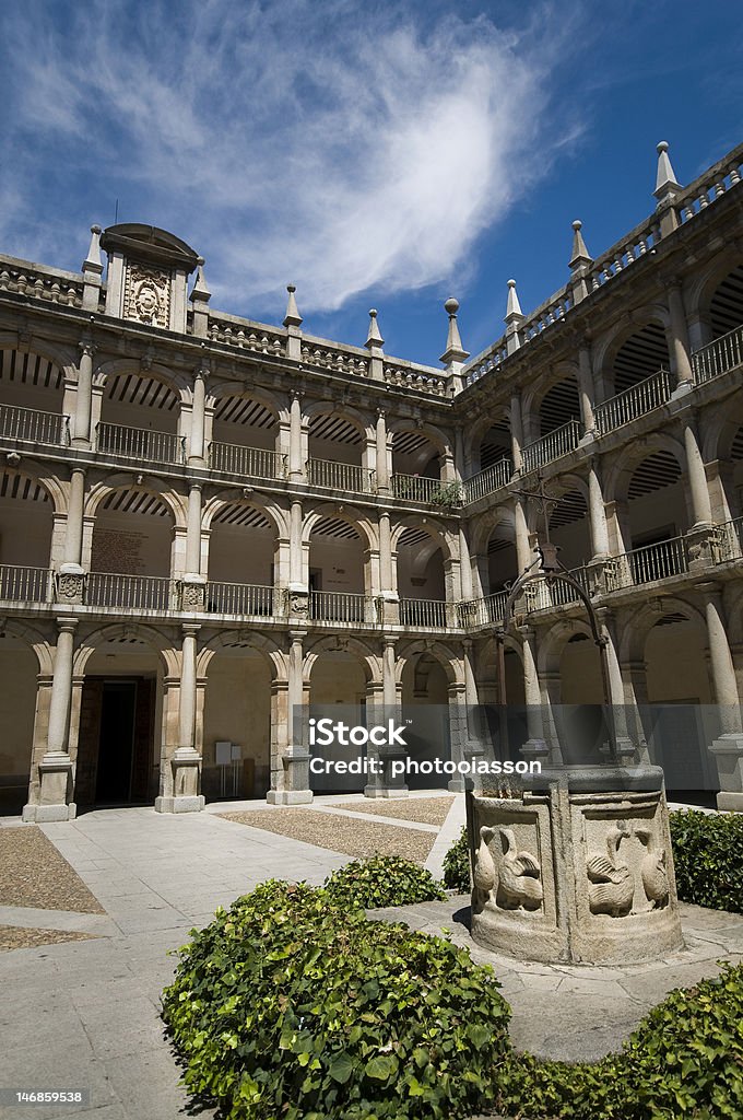 Cloître de Alcala de Henares University.  Madrid, Espagne - Photo de Arc - Élément architectural libre de droits