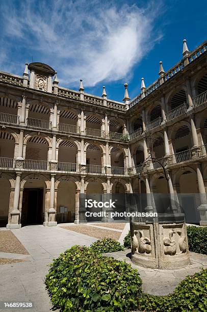 Photo libre de droit de Cloître De Alcala De Henares University Madrid Espagne banque d'images et plus d'images libres de droit de Arc - Élément architectural