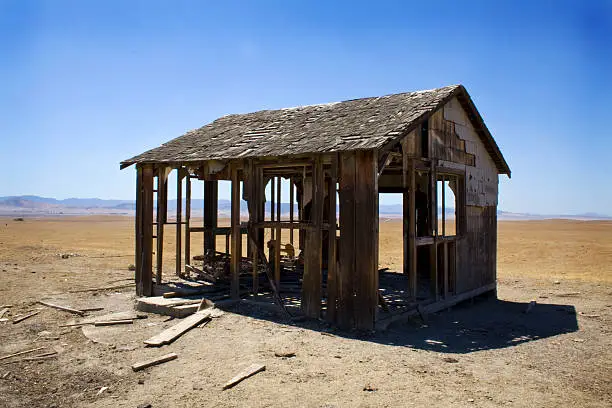 An abandoned house in California Valley.  Entropy at work.