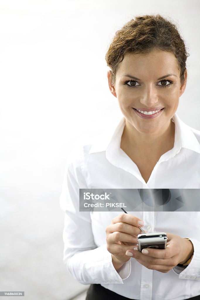 Donna d'affari utilizzando Computer palmare - Foto stock royalty-free di Adulto