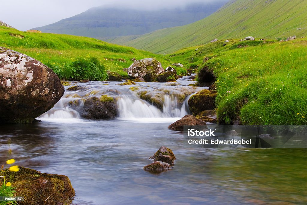 Água flui entre moss rocks - Royalty-free Ao Ar Livre Foto de stock