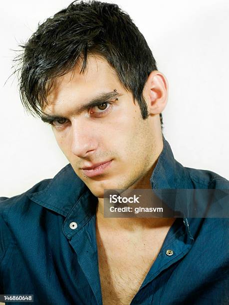 Homem Sexy Olhando - Fotografias de stock e mais imagens de Adulto - Adulto, Azul, Camisas