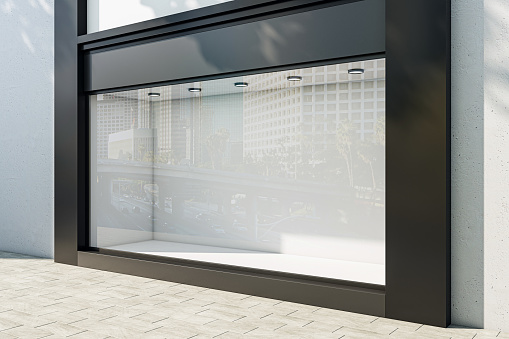 Vista en perspectiva sobre fondo de pared de luz en blanco en escaparate vacío con espacio para la presentación de su producto detrás de paredes de vidrio con reflejo de la ciudad en un edificio moderno al aire libre. Renderizado 3D, maqueta photo