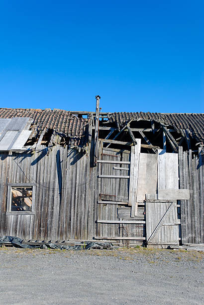 szczegóły decrepit barn - rumbling zdjęcia i obrazy z banku zdjęć