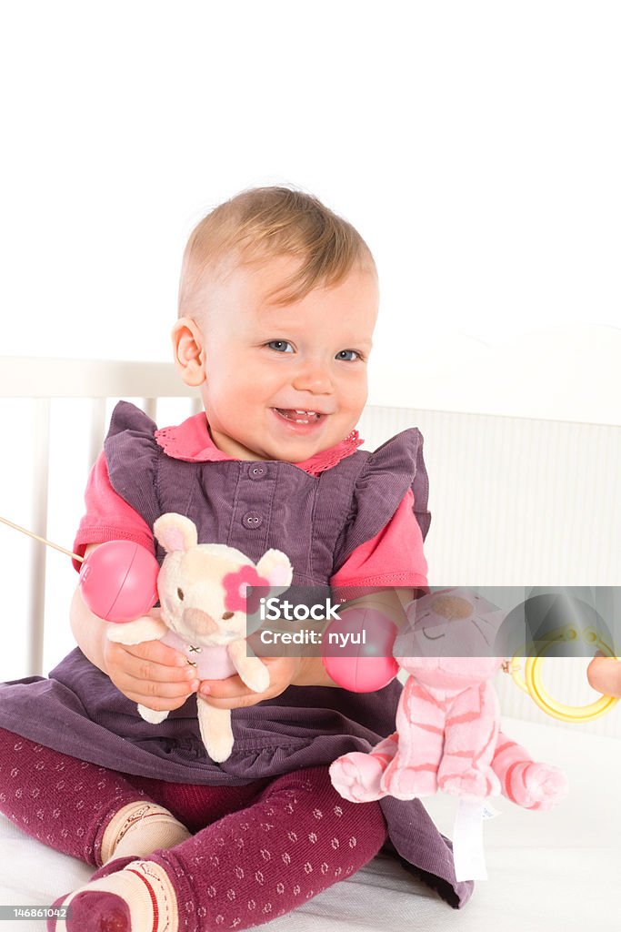 Bambina giocare a letto - Foto stock royalty-free di 12-17 mesi