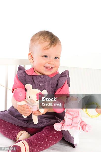 Bebê Menina Brincando Na Cama - Fotografias de stock e mais imagens de 12-15 Meses - 12-15 Meses, 6-11 meses, Amor