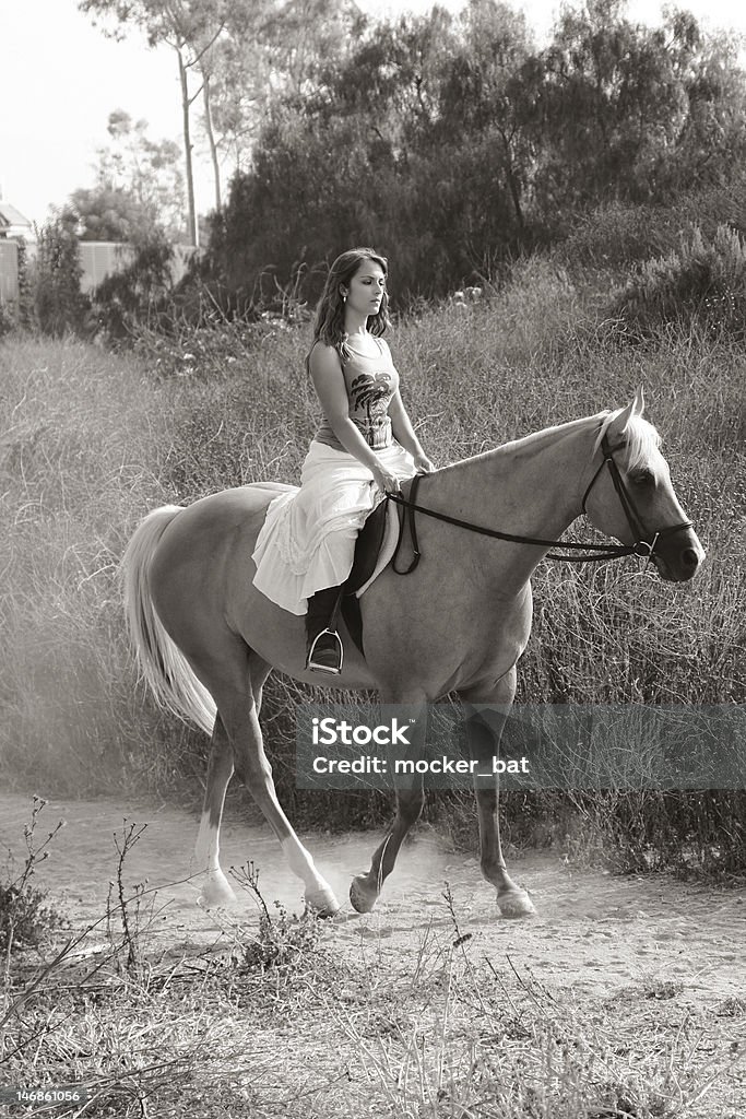 Mujer joven montando a caballo (motion blur - Foto de stock de 20 a 29 años libre de derechos