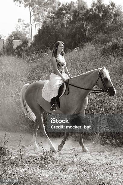 Mujer Joven Montando A Caballo Motion Blur Foto de stock y más banco de imágenes de 20 a 29 años - 20 a 29 años, 20-24 años, Actividades recreativas