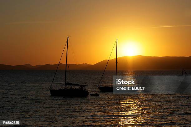 Barcos De Vela Foto de stock y más banco de imágenes de Actividad - Actividad, Agua, Aire libre