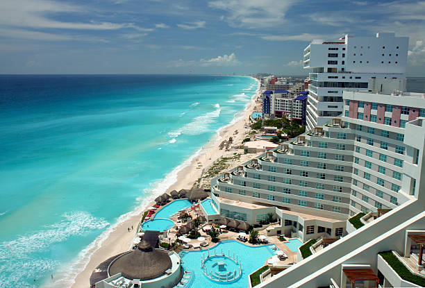 канкун вид с воздуха - beach tourist resort mexico tropical climate стоковые фото и изображения