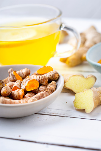 Curcuma longa and ginger, powder, rhizomes and tea. Complementary medicine