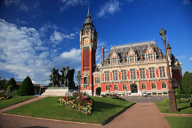 hotel de ville, em calais - clock clock tower built structure brick imagens e fotografias de stock