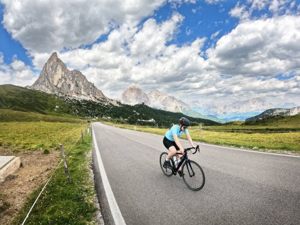 istock Young woman discovering Italian Dolomites on bicycle 1468629591