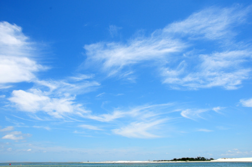 Cirro nubes sobre al mar photo
