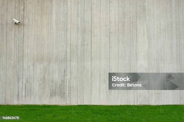 コンクリートの壁を背景に緑の芝生 - コンクリートのストックフォトや画像を多数ご用意 - コンクリート, セメント, テクスチャー効果