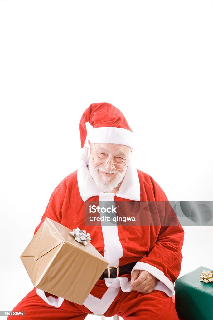 サンタ保持くるまるパッケージ、カメラ目線、絶縁白色背景 - 1人のロイヤリティフリーストックフォト
