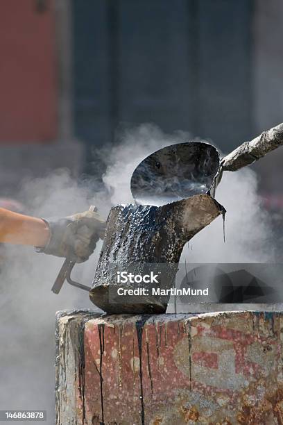 Verter Steamy Alcatrão - Fotografias de stock e mais imagens de Alfalto - Alfalto, Calor, Fumo