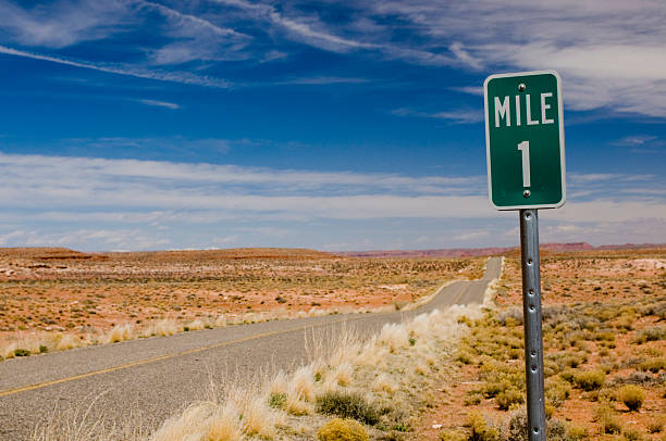 1/1 milla de un marcador en desert highway horizontal - distant sign fotografías e imágenes de stock