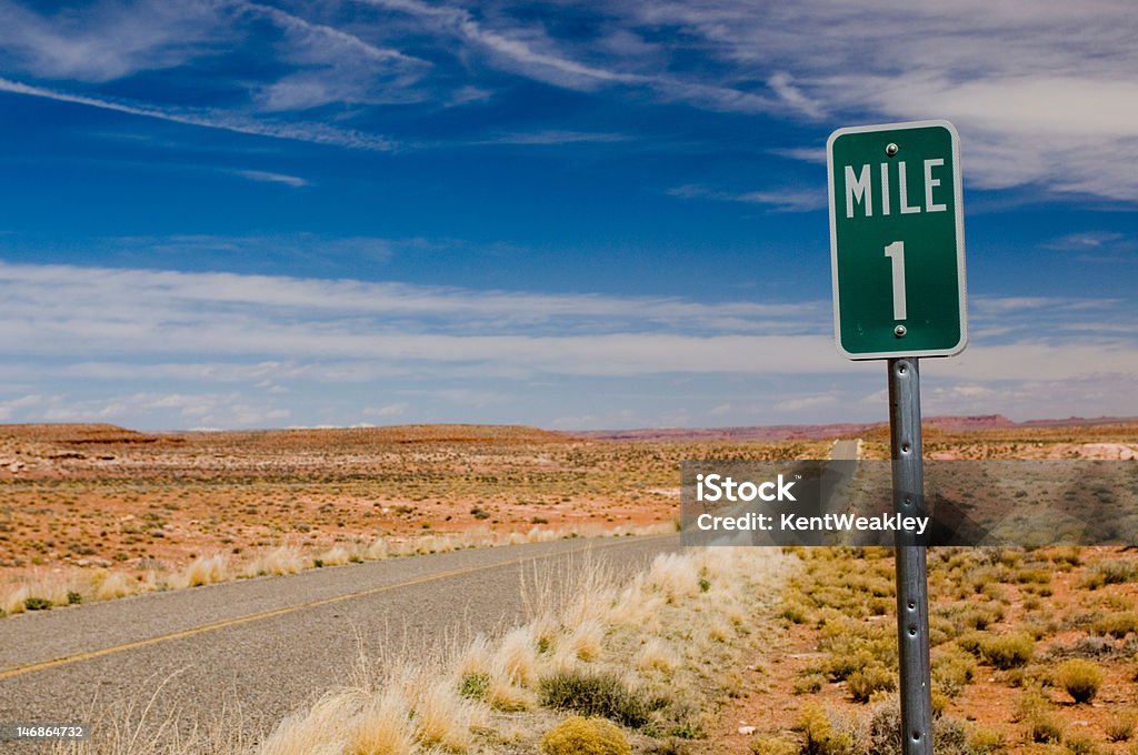 Mile 1 un marqueur sur desert autoroute horizontal - Photo de Mile libre de droits