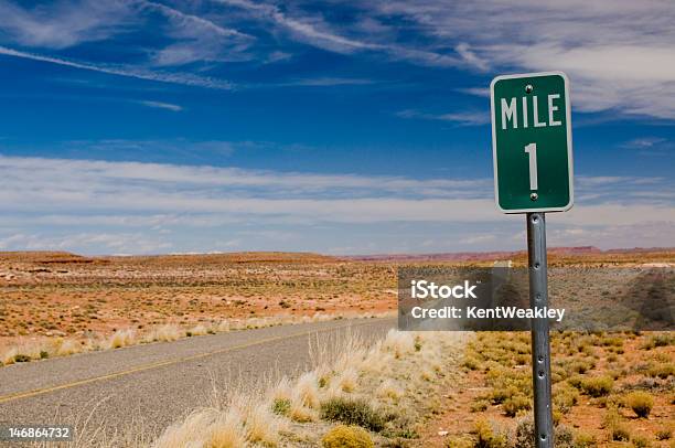 Mile 1 Jeden Znacznik Na Pustynia Droga Poziomej - zdjęcia stockowe i więcej obrazów Mila - Mila, Wskaźnik odległości, Znak