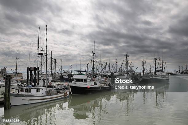 Storm Aproxima A Foto de stock y más banco de imágenes de Agua - Agua, Amarrado, Arrastrero