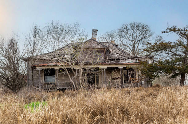 Very old dilapidated abandon house Very old dilapidated abandon house in Texas haunted house stock pictures, royalty-free photos & images